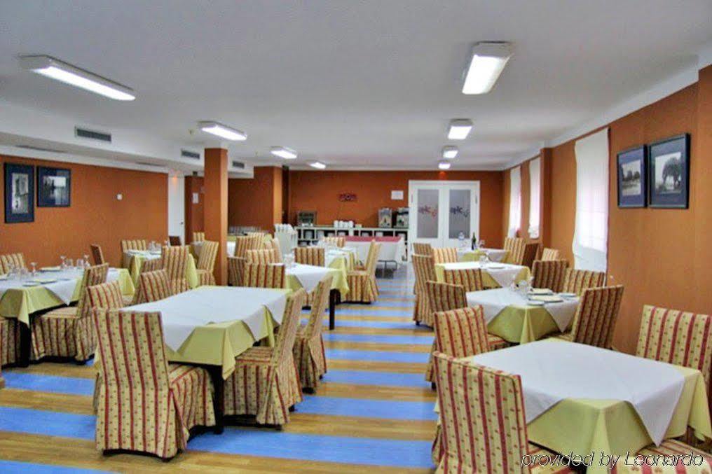 AHC Hoteles Caces Restaurante foto